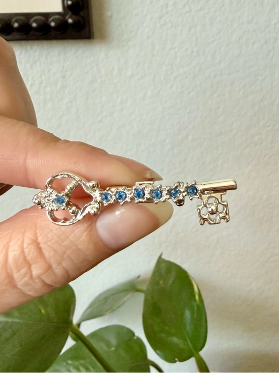 Vintage Jewelry - Vintage Skeleton Key Brooch Blue Rhinestones Pin Victorian Silver Tone Dainty